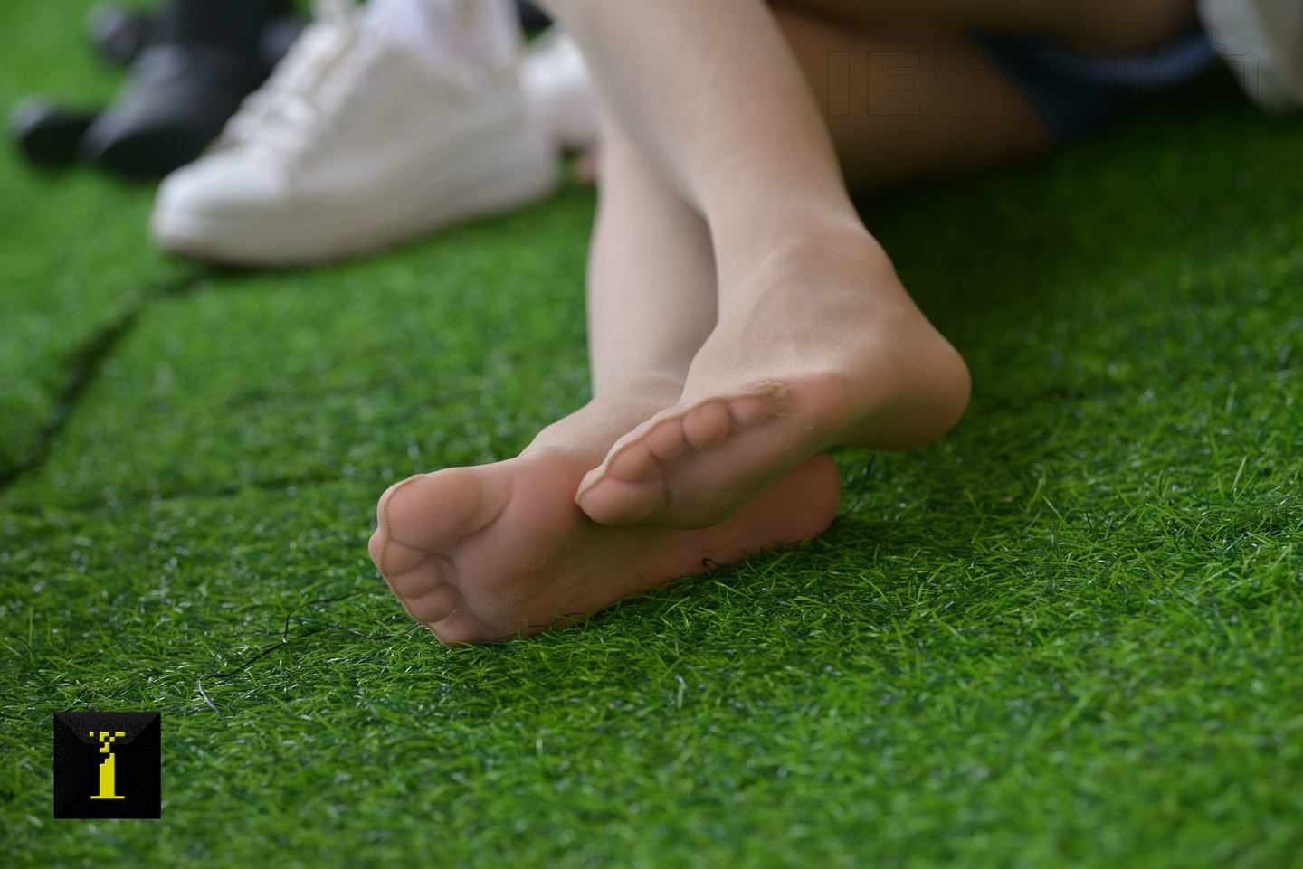 [IESS异思趣向] 普惠集 125 -茜 – 浓密的脚毛