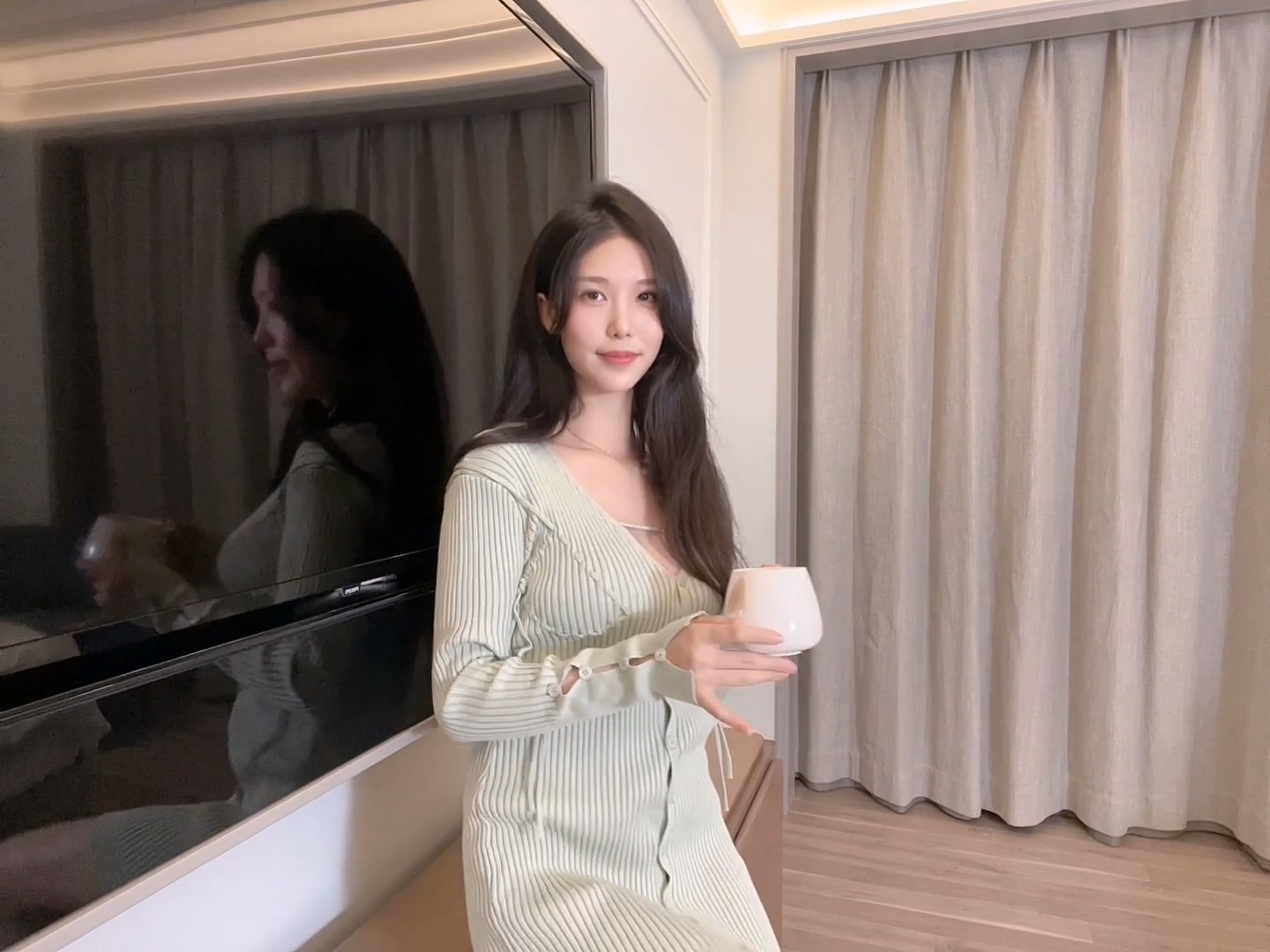 抖娘-利世 NO.127 绿茶邀邻居哥哥修电视 1V