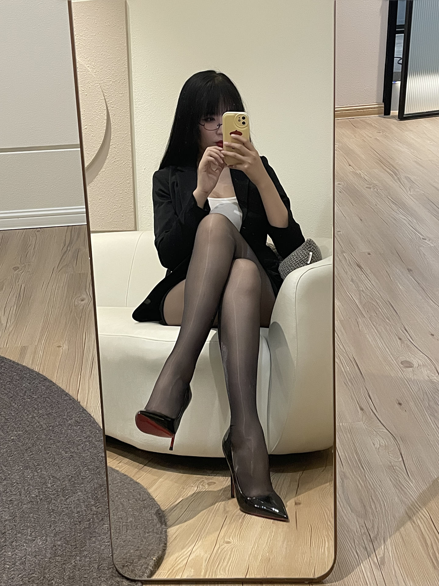 轩萧学姐 NO.068 下班后的ol预售赠品自拍 [10P]